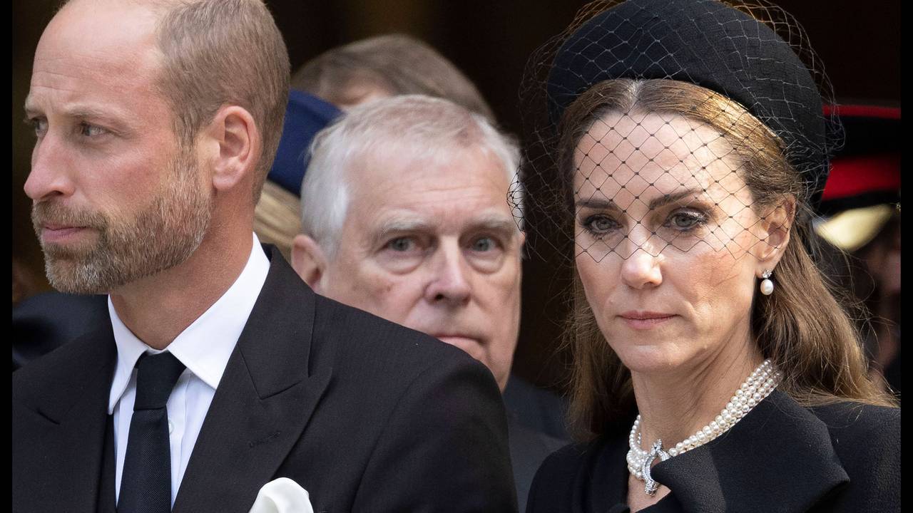 Prinz William (l), hier neben dem ehemaligen Prinz Andrew (M) vertritt König Charles – seine Frau Prinzessin Kate bleibt daheim. (Archivbild)