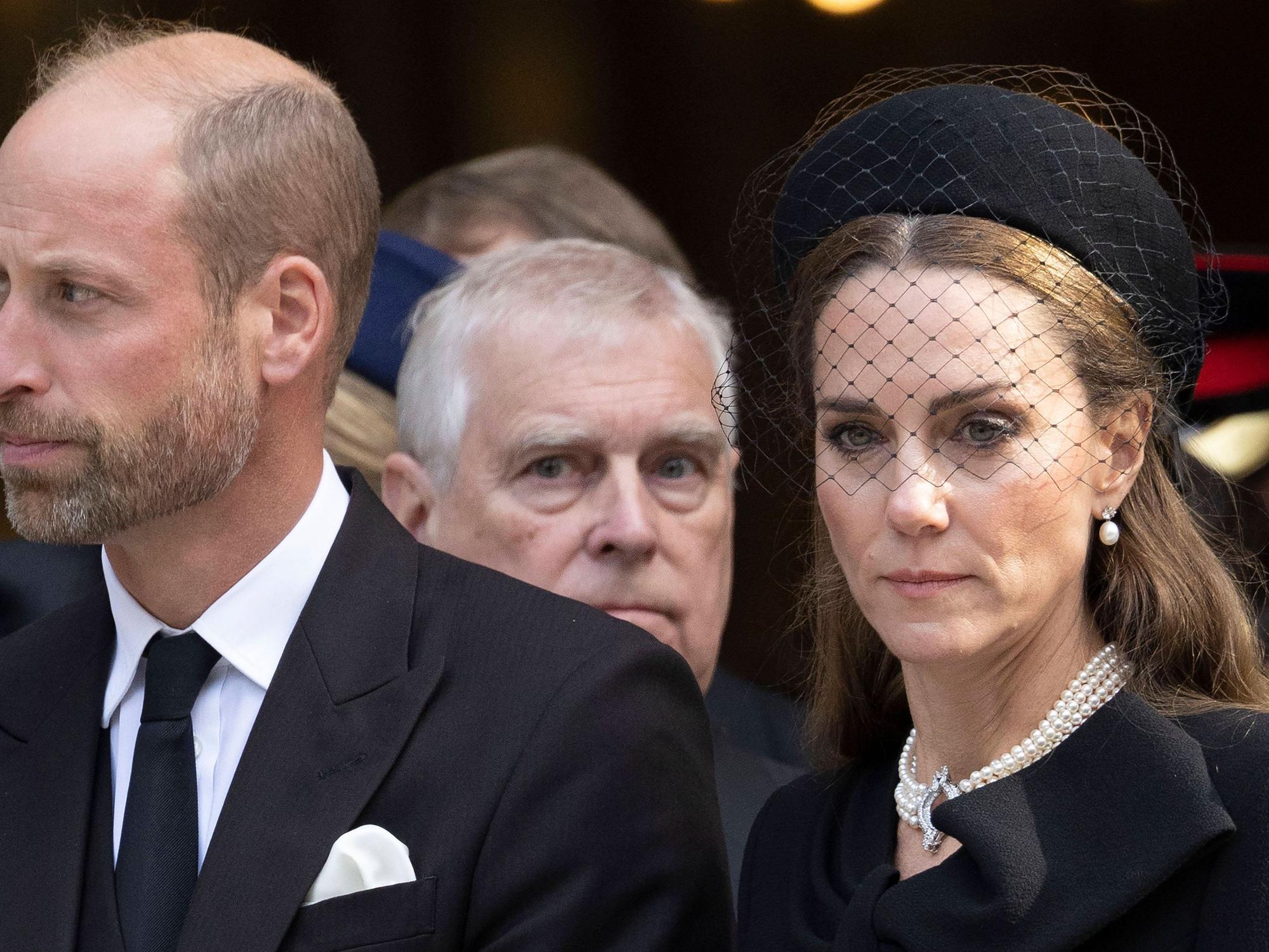 Porträt von Prinz William, Kate Middleton und Prinz Andrew.