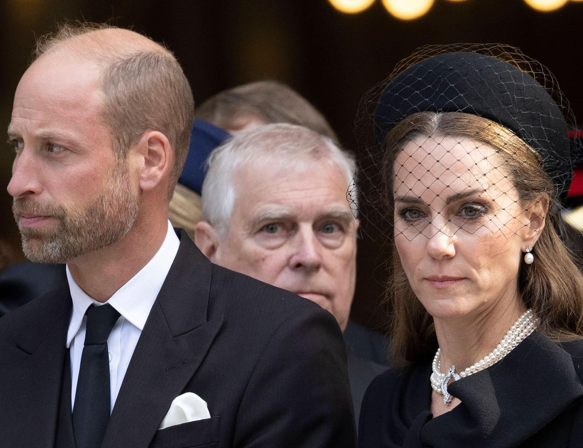Prinz William (l), hier neben dem ehemaligen Prinz Andrew (M) vertritt König Charles – seine Frau Prinzessin Kate bleibt daheim. (Archivbild)