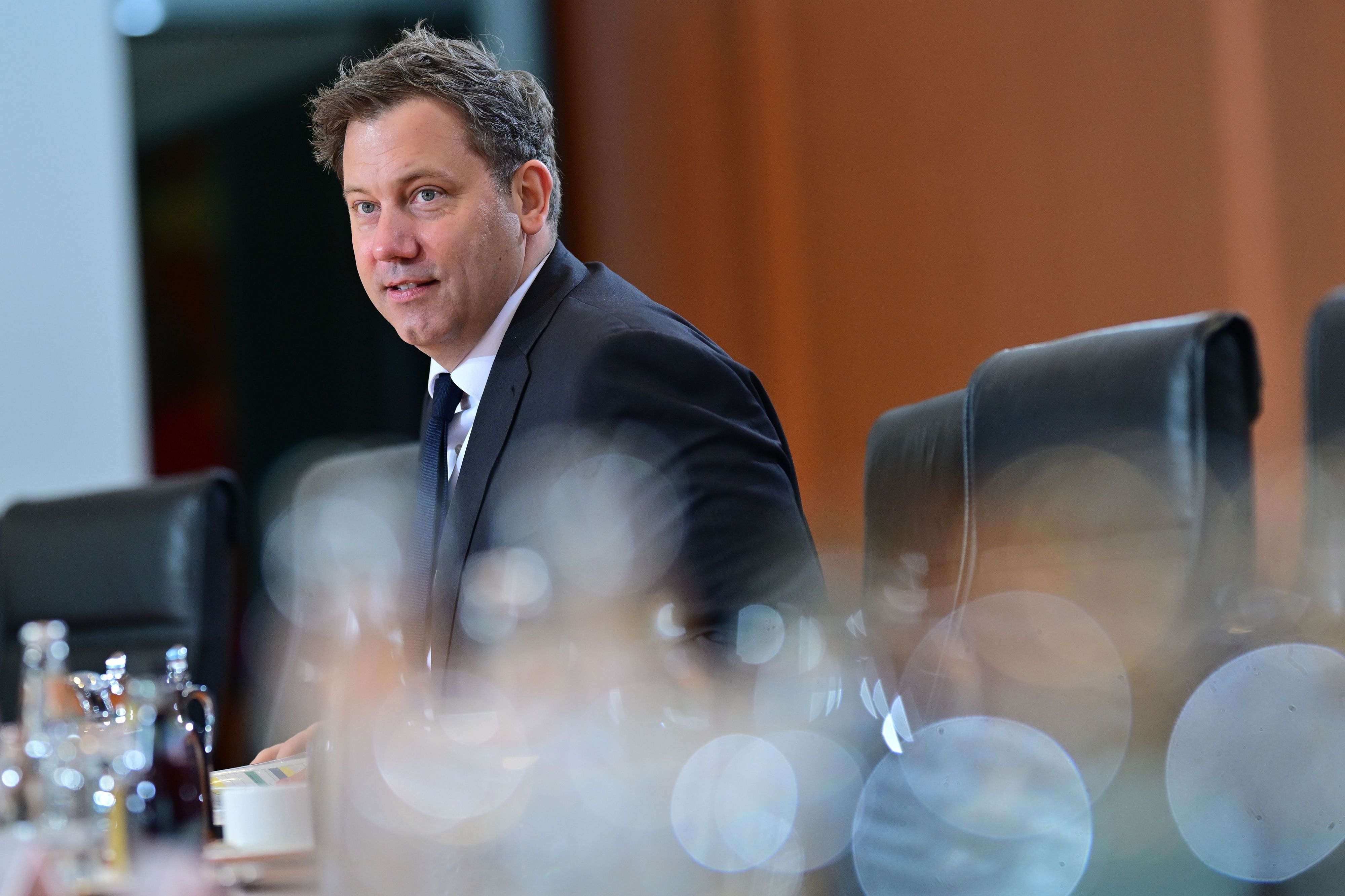 Lars Klingbeil (SPD), Bundesminister der Finanzen, sitzt während einer Sitzung des Bundeskabinetts im Bundeskanzleramt im Saal.