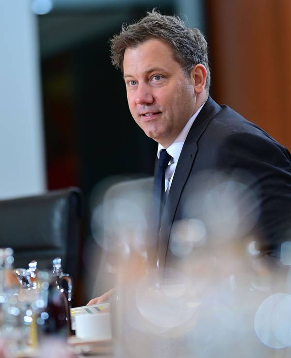 Lars Klingbeil (SPD), Bundesminister der Finanzen, sitzt während einer Sitzung des Bundeskabinetts im Bundeskanzleramt im Saal.