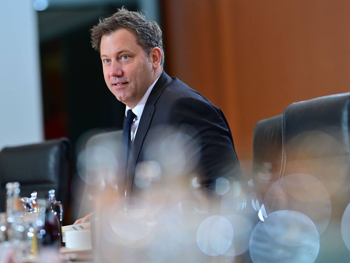 Lars Klingbeil (SPD), Bundesminister der Finanzen, sitzt während einer Sitzung des Bundeskabinetts im Bundeskanzleramt im Saal.