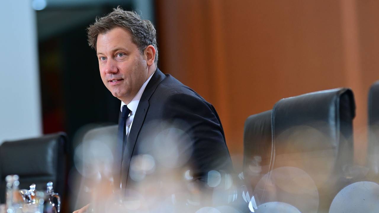 Lars Klingbeil (SPD), Bundesminister der Finanzen, sitzt während einer Sitzung des Bundeskabinetts im Bundeskanzleramt im Saal.
