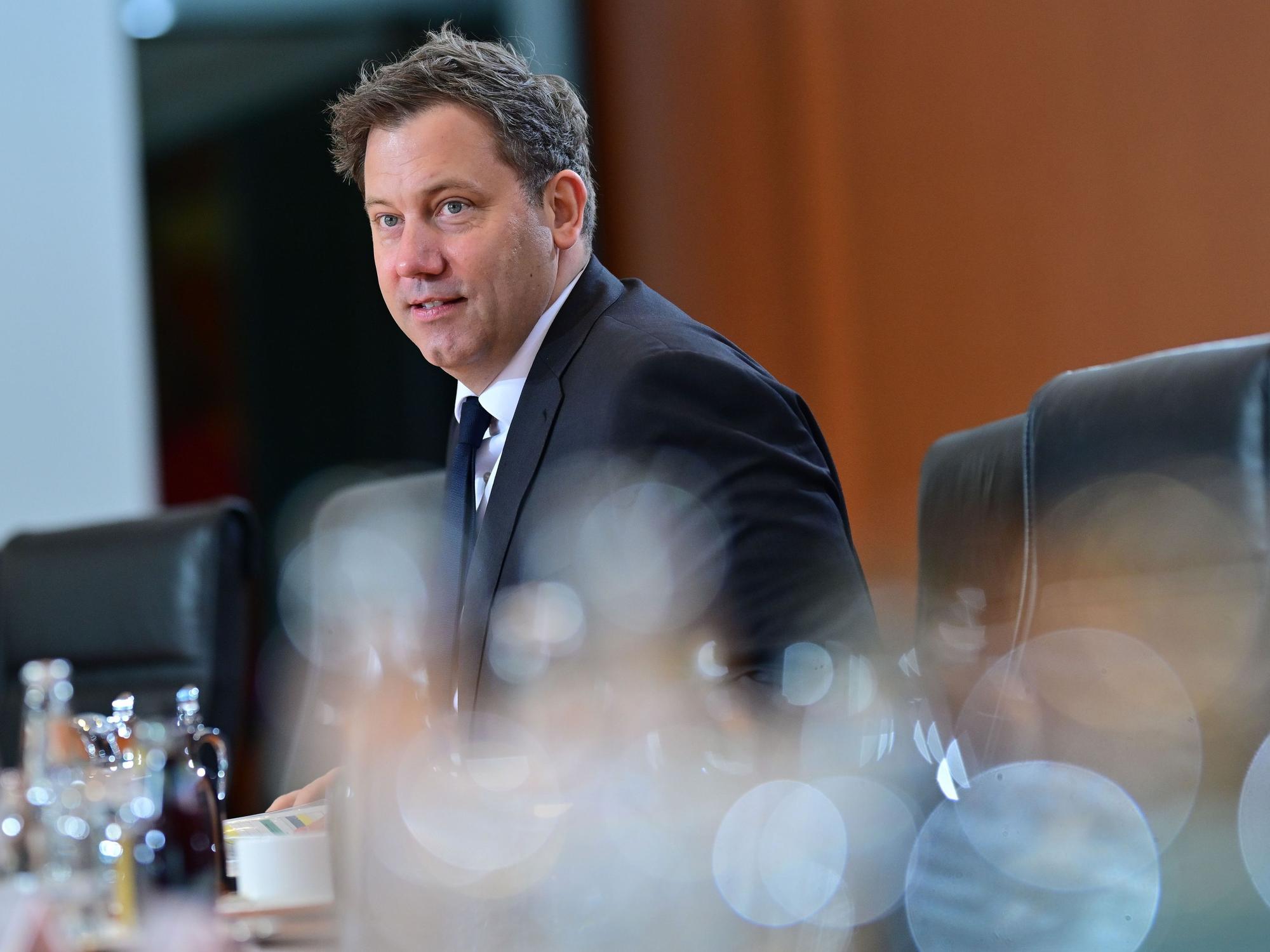 Lars Klingbeil (SPD), Bundesminister der Finanzen, sitzt während einer Sitzung des Bundeskabinetts im Bundeskanzleramt im Saal.