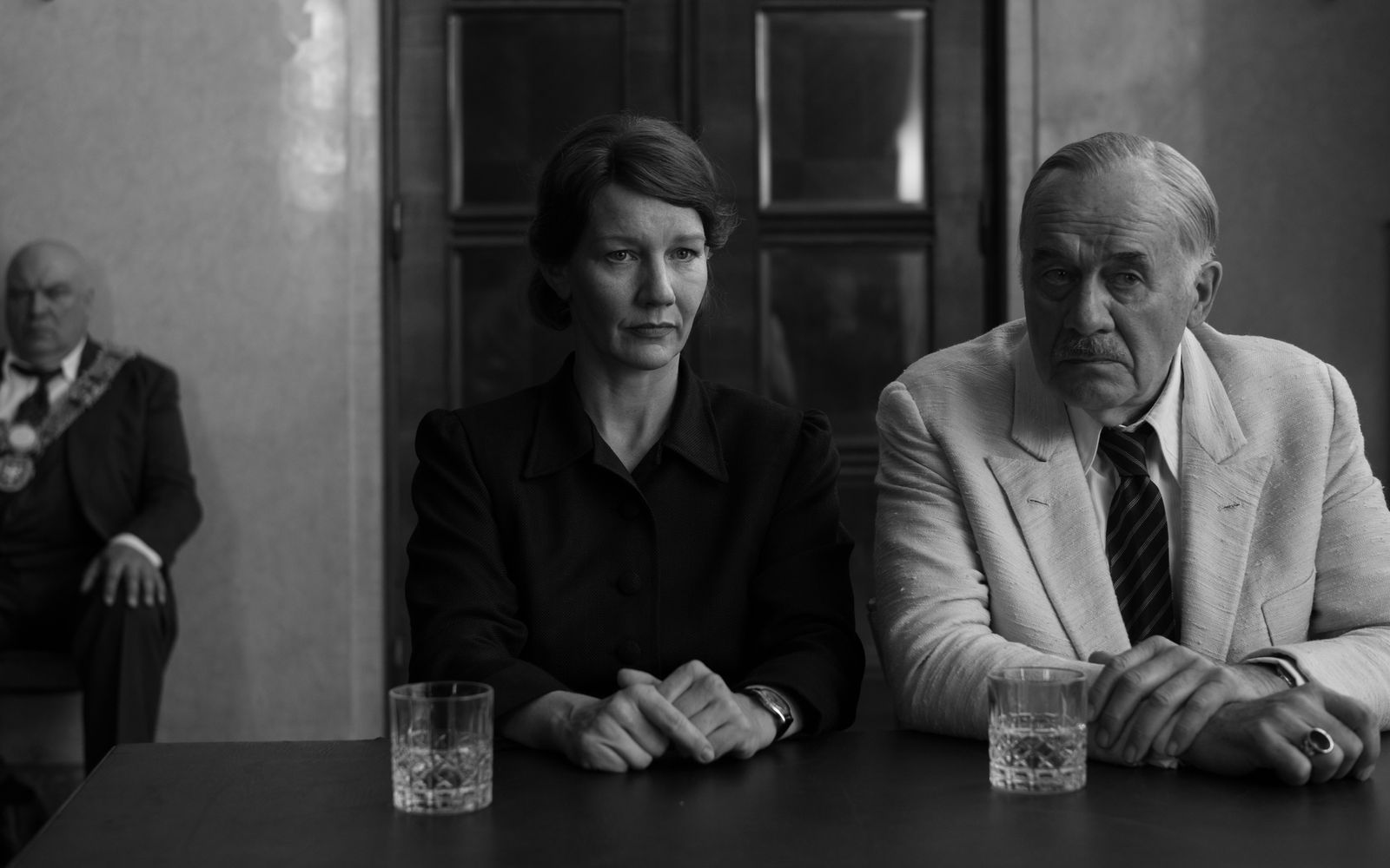 Erika Mann (Sandra Hüller) und ihr Vater Thomas (Hanns Zischler, rechts) kehren gemeinsam in die alte Heimat zurück. (Bild: Neue Visionen/Agata Grzybowsk)