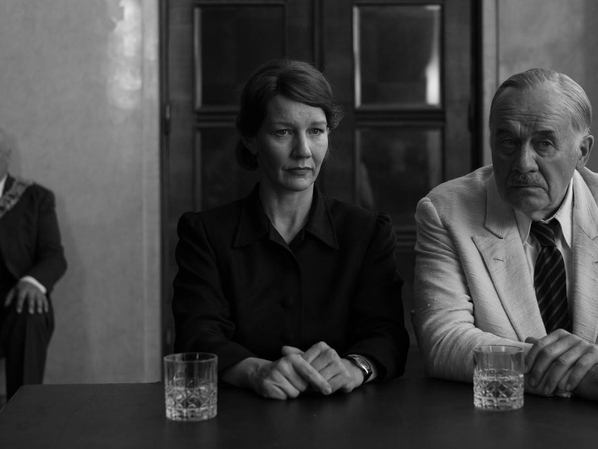 Erika Mann (Sandra Hüller) und ihr Vater Thomas (Hanns Zischler, rechts) kehren gemeinsam in die alte Heimat zurück. (Bild: Neue Visionen/Agata Grzybowsk)