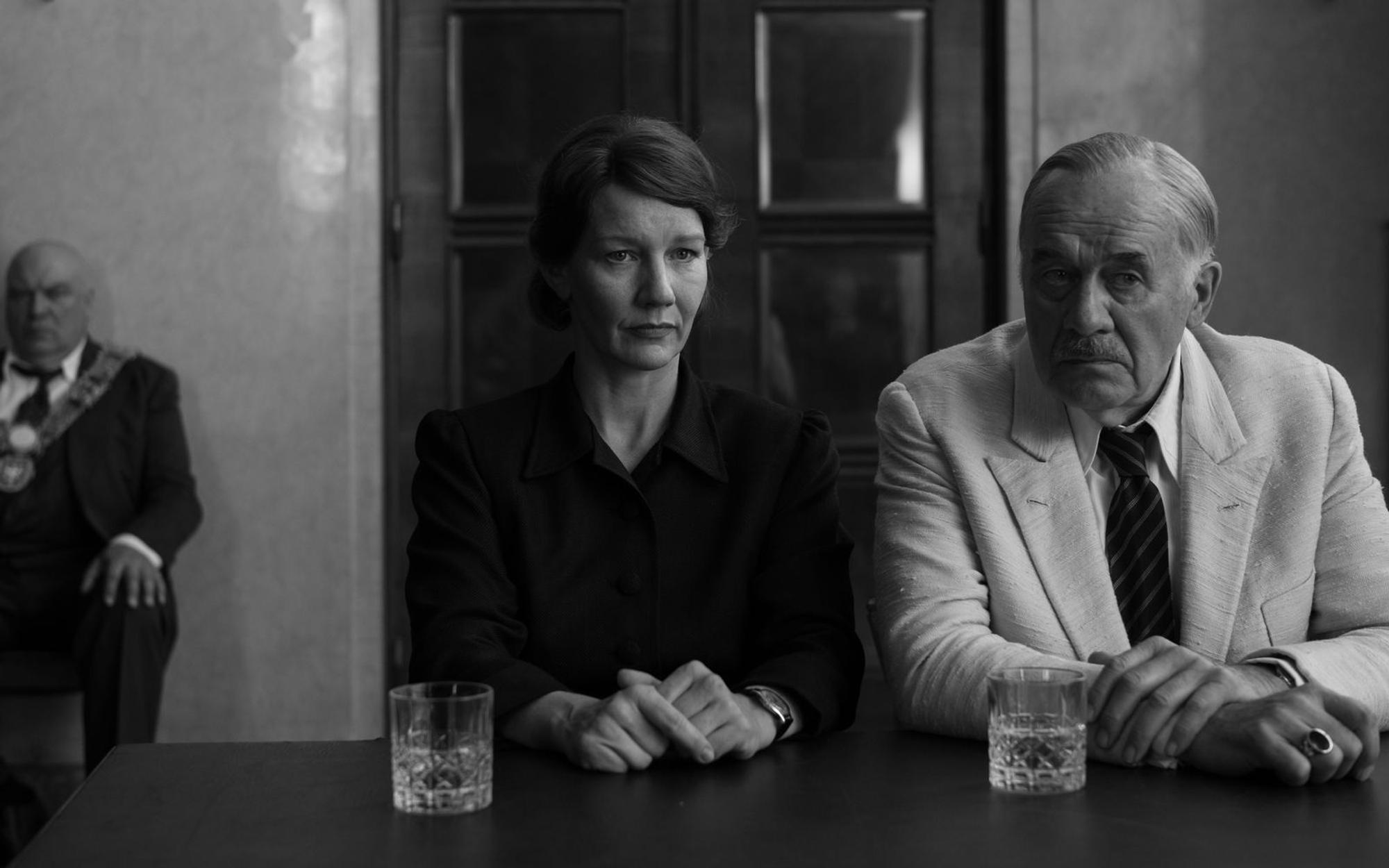 Erika Mann (Sandra Hüller) und ihr Vater Thomas (Hanns Zischler, rechts) kehren gemeinsam in die alte Heimat zurück. (Bild: Neue Visionen/Agata Grzybowsk)