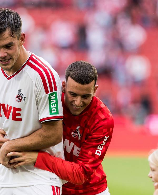 Said El Mala umarmt Thijs Dallinga nach einem FC-Spiel.