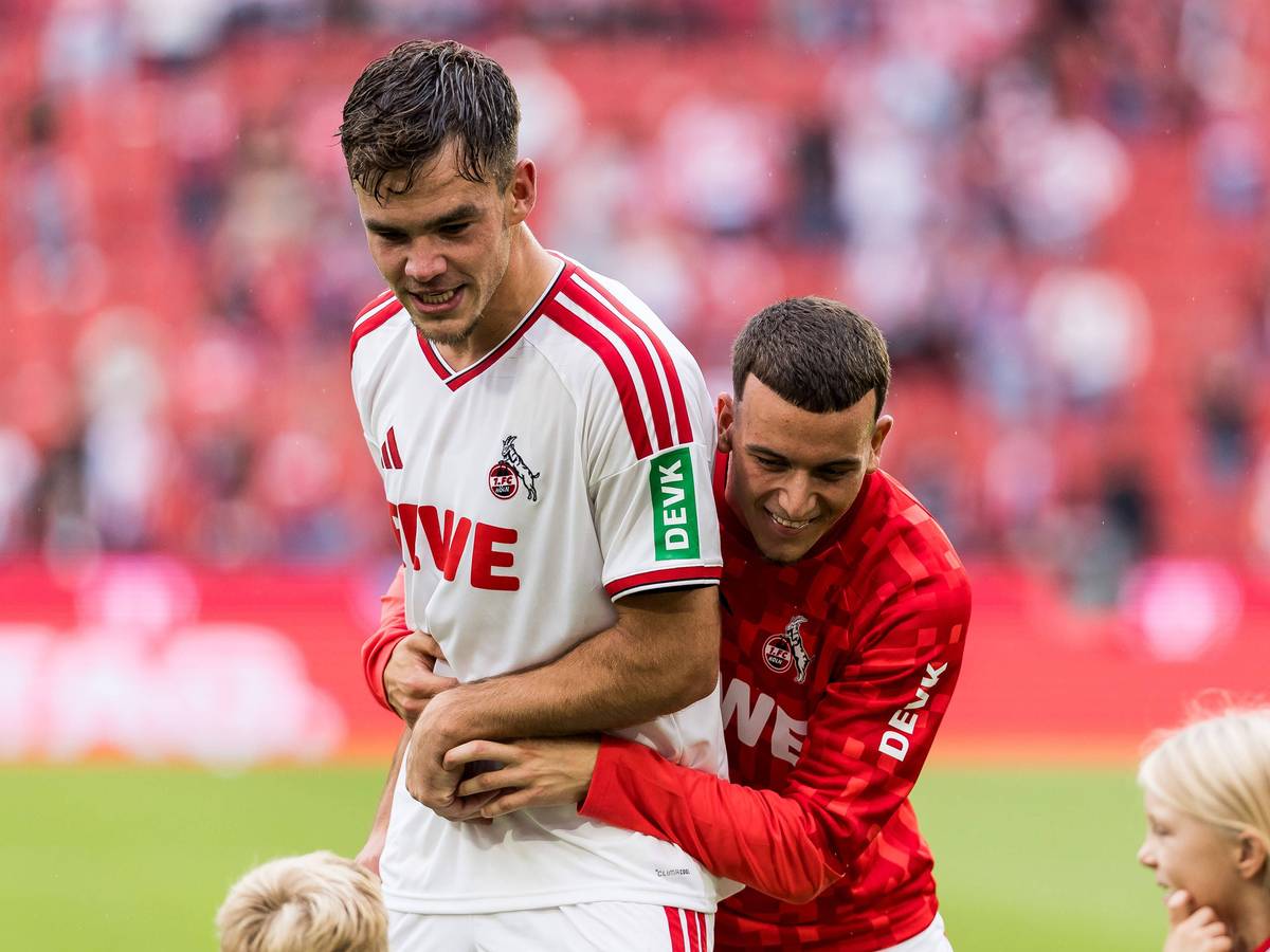 Said El Mala umarmt Thijs Dallinga nach einem FC-Spiel.