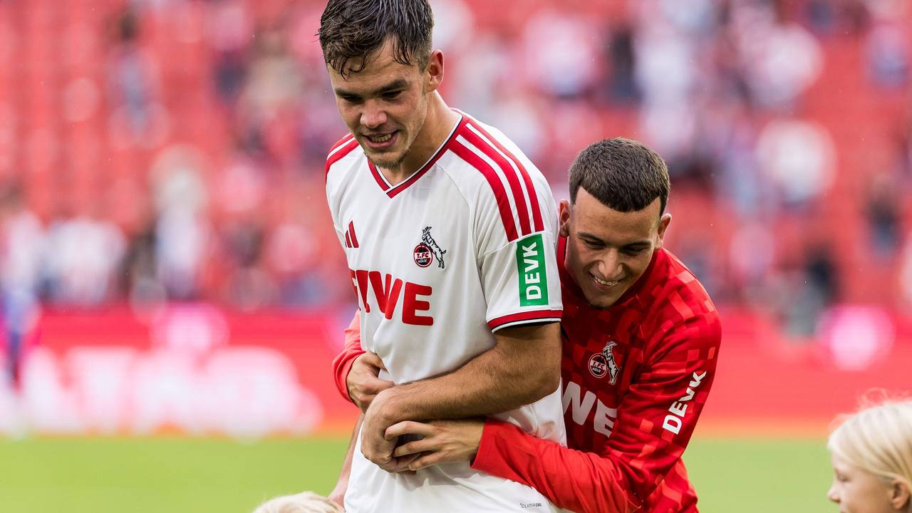 Said El Mala umarmt Thijs Dallinga nach einem FC-Spiel.