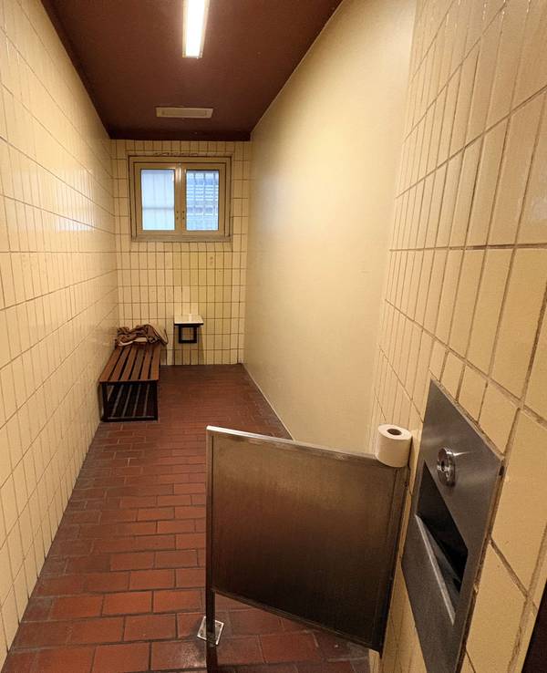 Blick in Zelle 1 in der Vorführstelle des Kölner Landgerichts an der Luxemburger Straße