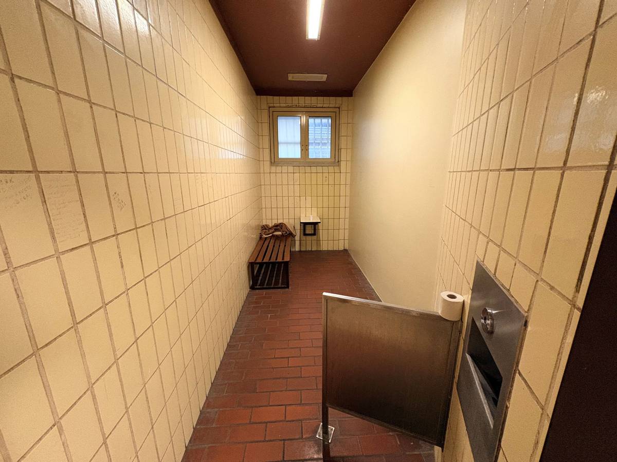 Blick in Zelle 1 in der Vorführstelle des Kölner Landgerichts an der Luxemburger Straße