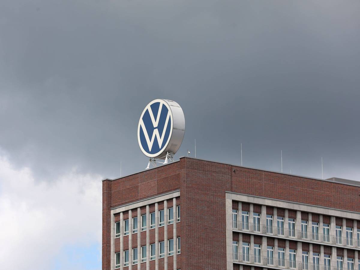 VW-Logo auf dem Werk in Wolfsburg.