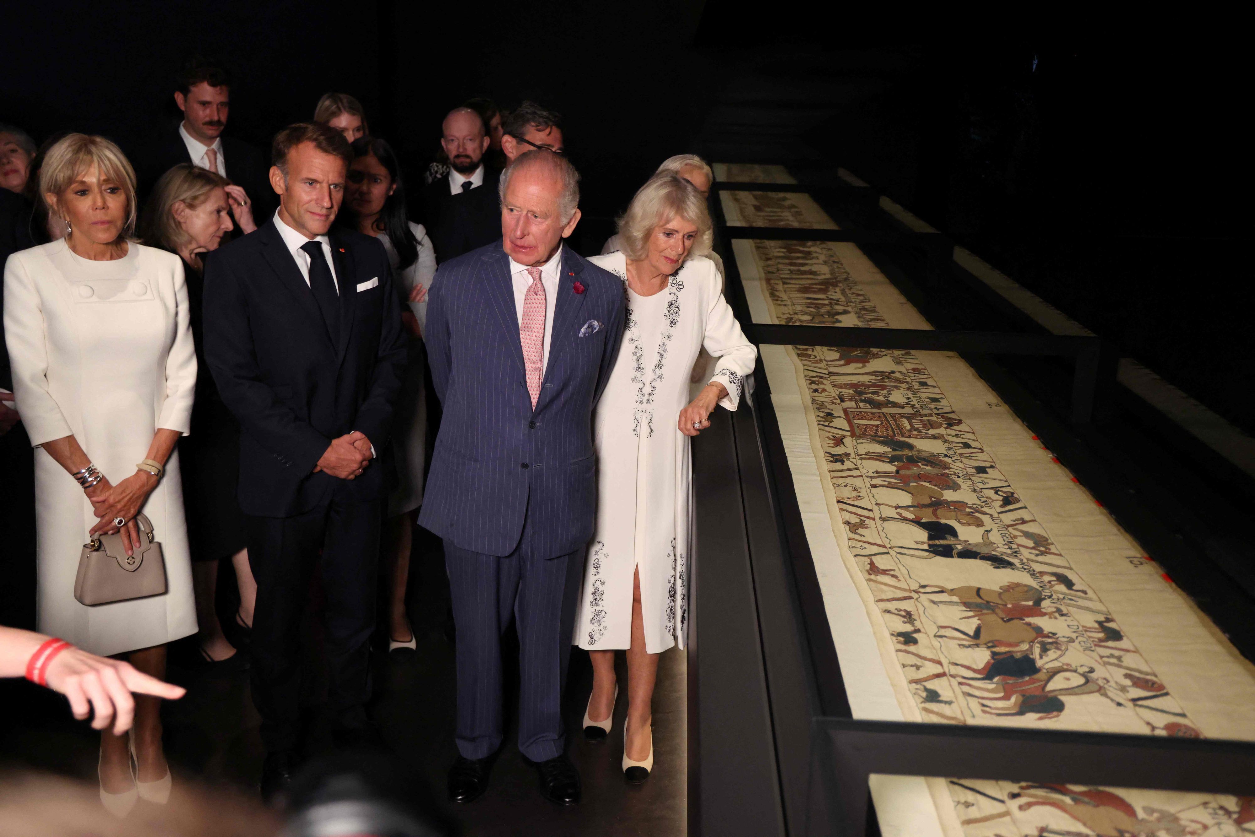 Emmanuel und Brigitte Macron mit König Charles und Königin Camilla bei der Vorbesichtigung im British Museum.