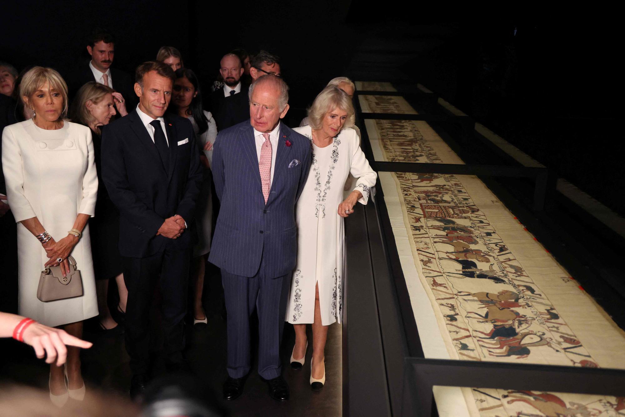 Emmanuel und Brigitte Macron mit König Charles und Königin Camilla bei der Vorbesichtigung im British Museum.