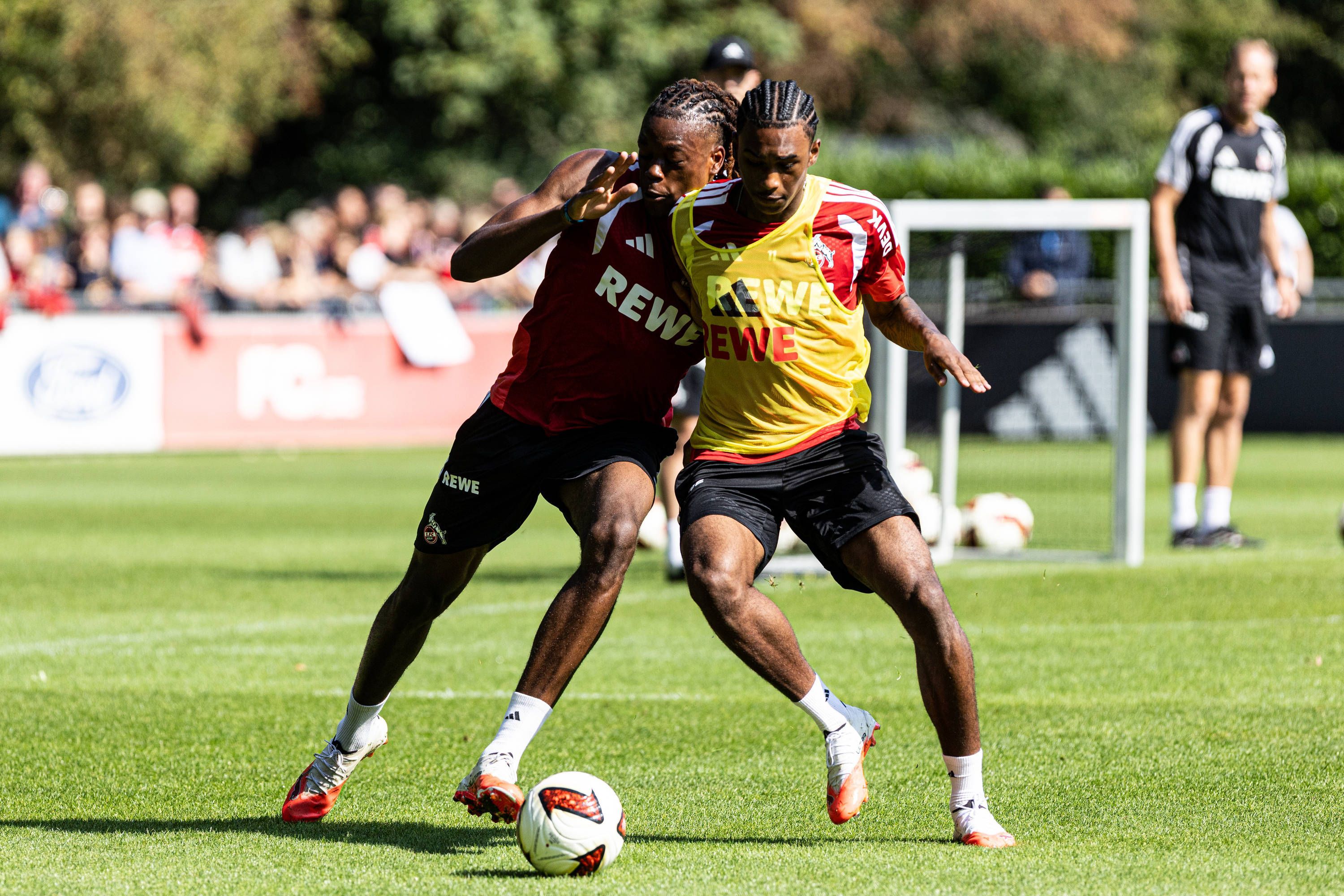 Zweikampf im FC-Training zwischen Elias Bakatukanda und Reigan Heskey.