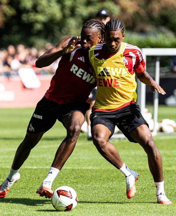 Reigan Heskey im Duell mit Elias Bakatukanda.