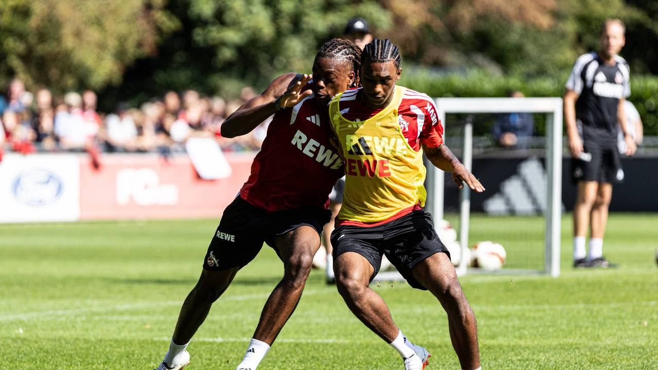 Reigan Heskey im Duell mit Elias Bakatukanda.