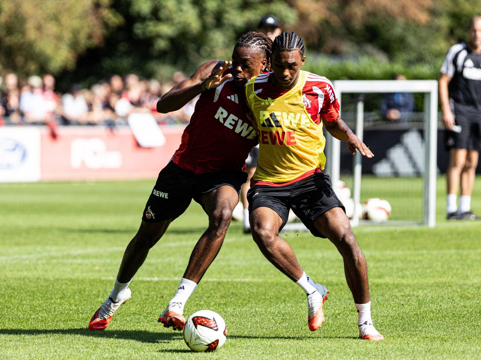 Zweikampf im FC-Training zwischen Elias Bakatukanda und Reigan Heskey.