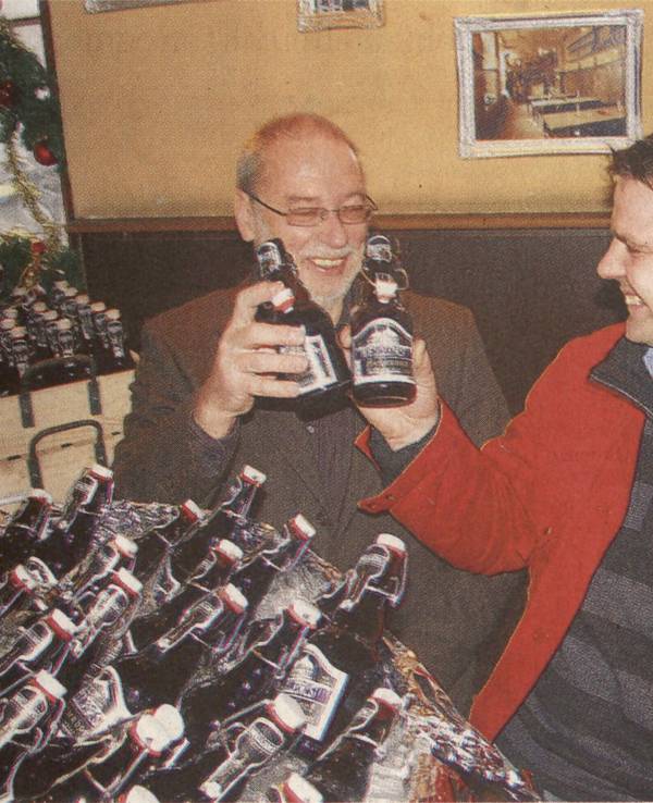 Der damalige Braumeister Gregor Schareck (r.) stößt mit dem 2010 verstorbenen Brauerei-Chef Hubert Heller an.