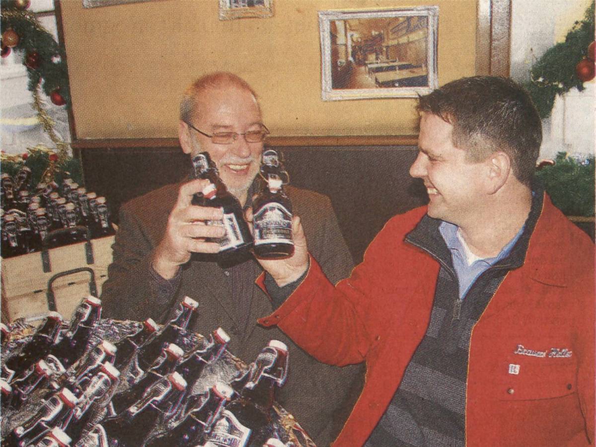 Der damalige Braumeister Gregor Schareck (r.) stößt mit dem 2010 verstorbenen Brauerei-Chef Hubert Heller an.