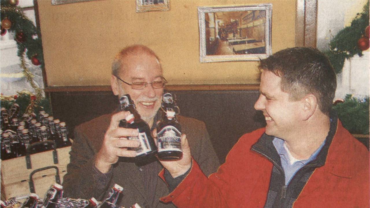 Der damalige Braumeister Gregor Schareck (r.) stößt mit dem 2010 verstorbenen Brauerei-Chef Hubert Heller an.