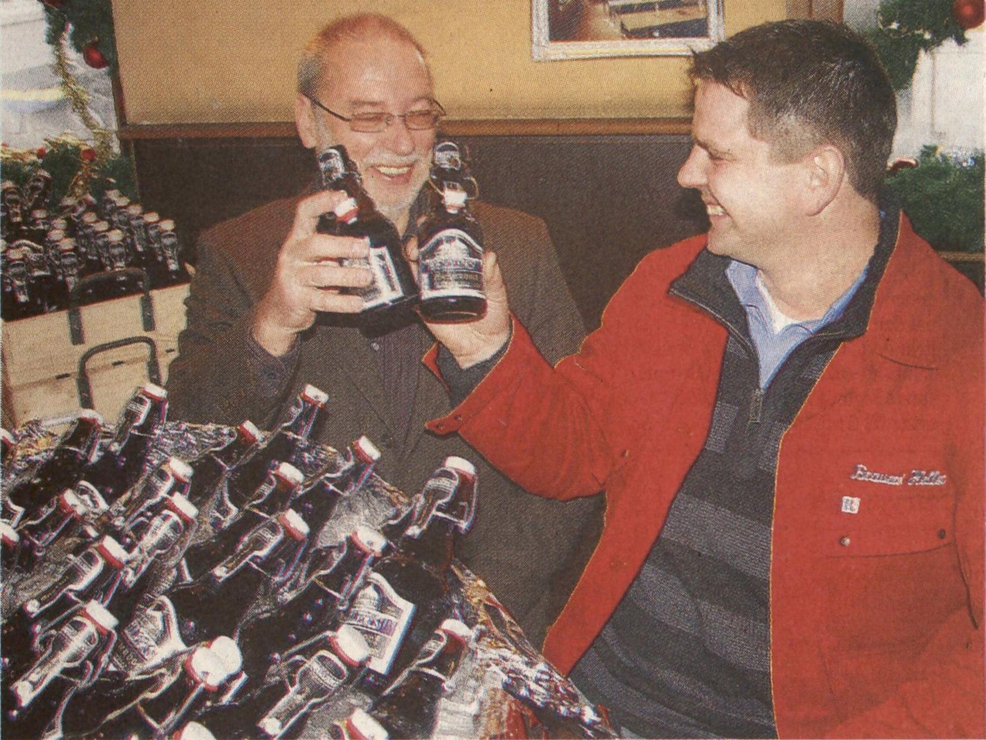 Der damalige Braumeister Gregor Schareck (r.) stößt mit dem 2010 verstorbenen Brauerei-Chef Hubert Heller an.
