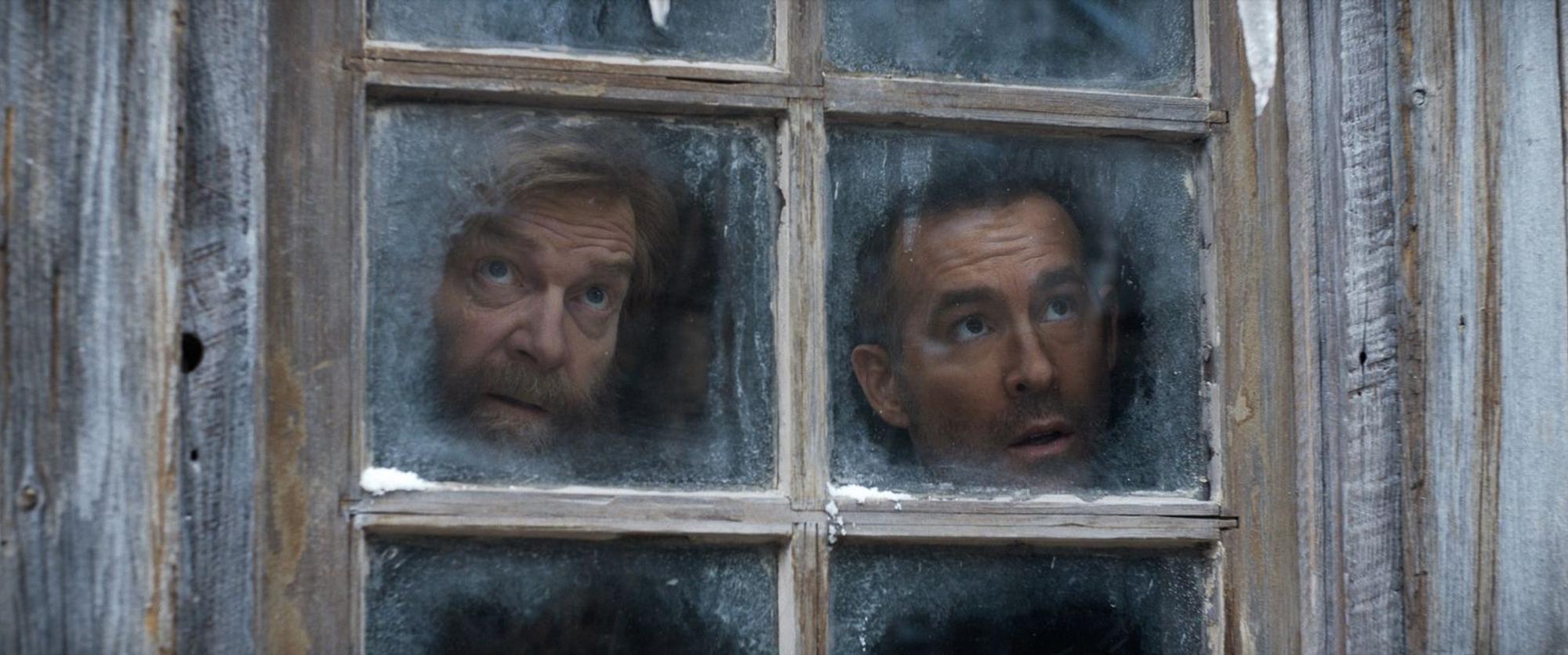 Ex-KGB-Agent Nikolai (Kenneth Branagh, links) hilft dem US-Piloten Troy (Ryan Reynolds), im sibirischen Winter zu überleben. (Bild: © Apple TV)