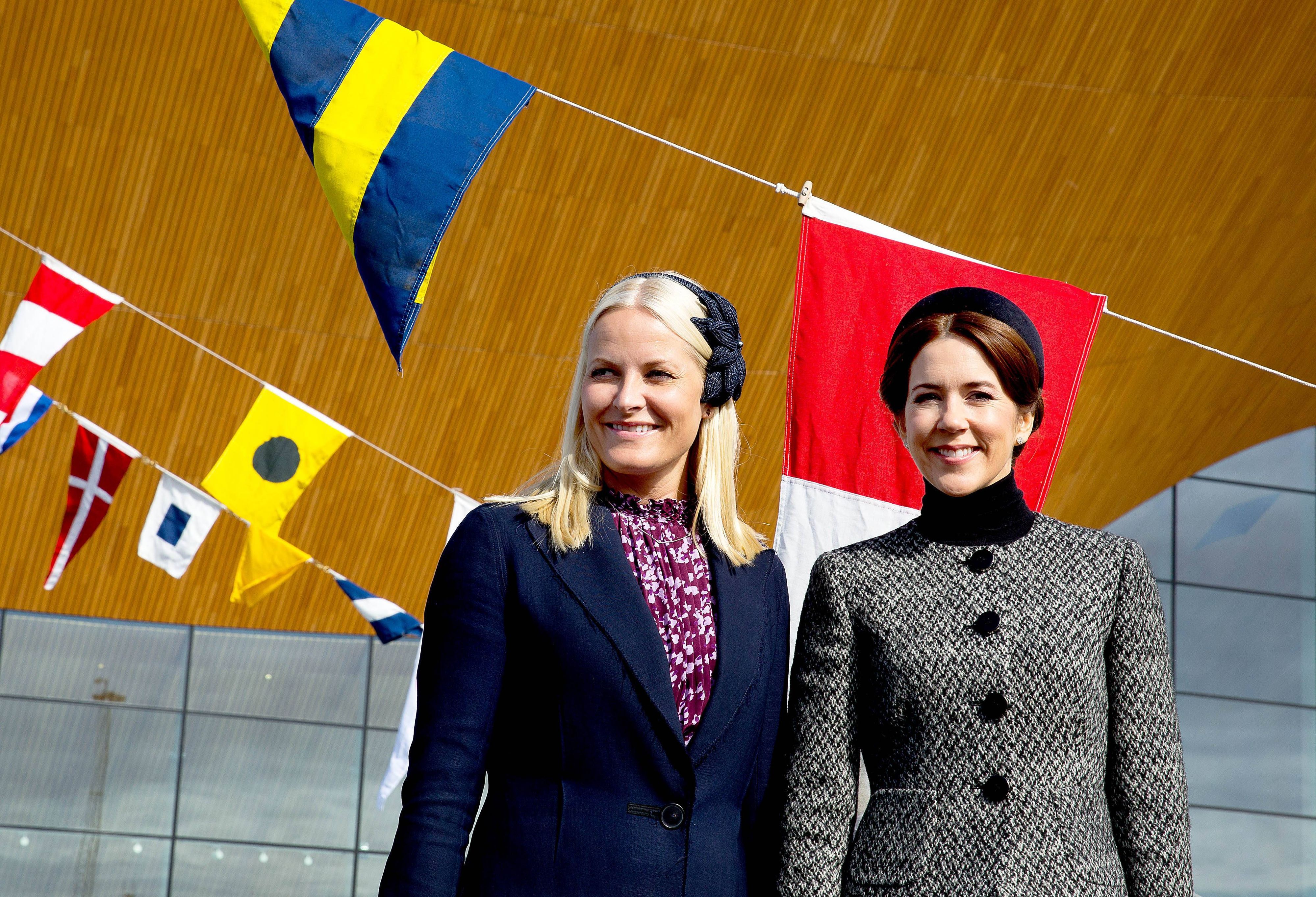 Königin Mette-Marit und Königin Mary posieren.