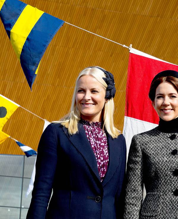 Königin Mette-Marit und Königin Mary posieren.