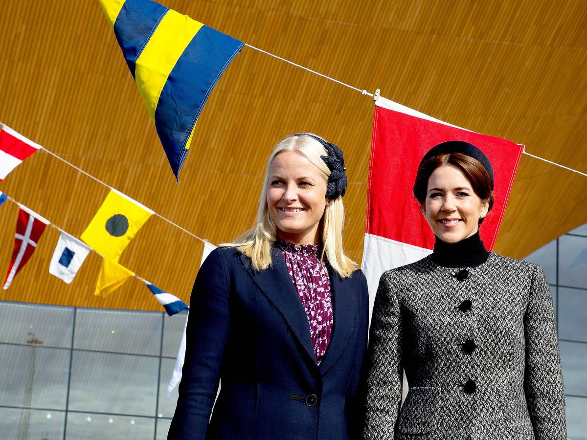 Königin Mette-Marit und Königin Mary posieren.