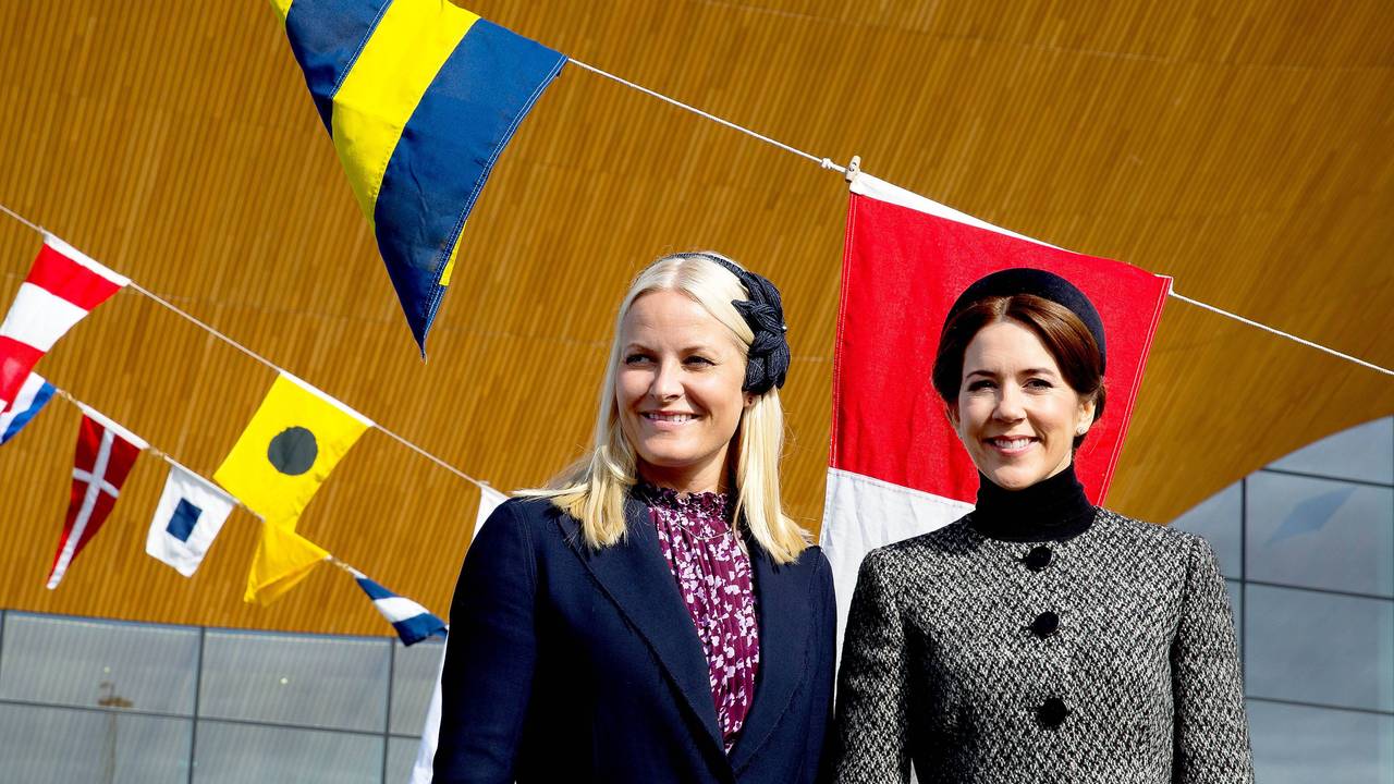 Königin Mette-Marit und Königin Mary posieren.