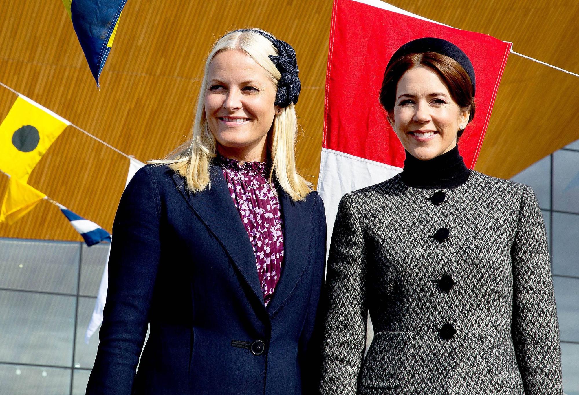 Königin Mette-Marit und Königin Mary posieren.