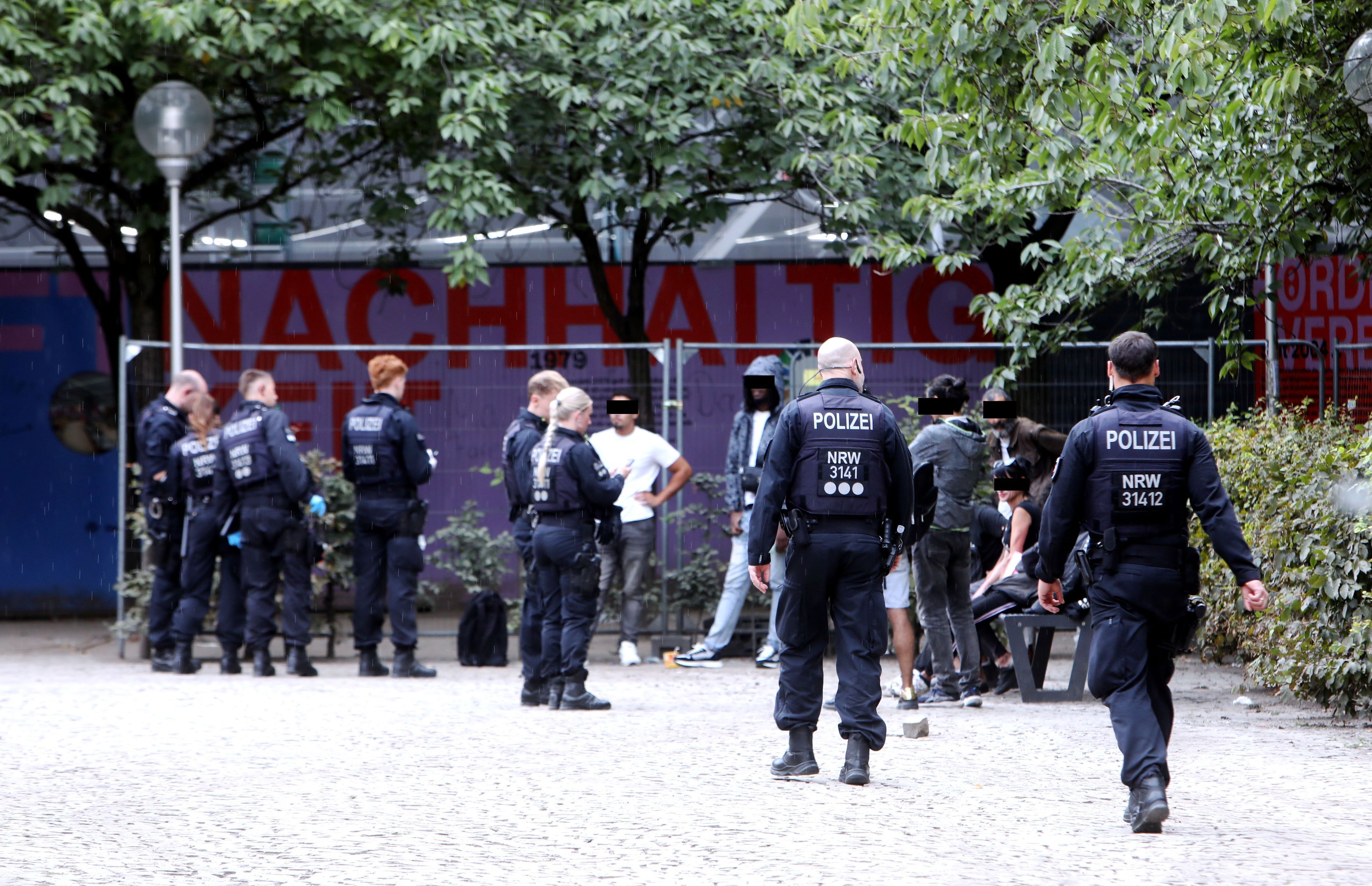 Die Polizei kontrolliert häufig mutmaßliche Mitglieder der Kölner Drogenszene im Bereich des Neumarkts.