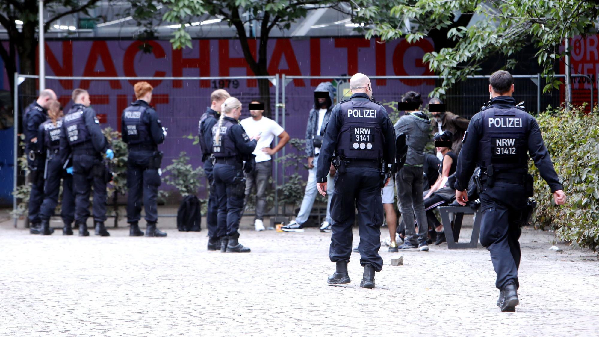 Die Polizei kontrolliert häufig mutmaßliche Mitglieder der Kölner Drogenszene im Bereich des Neumarkts.
