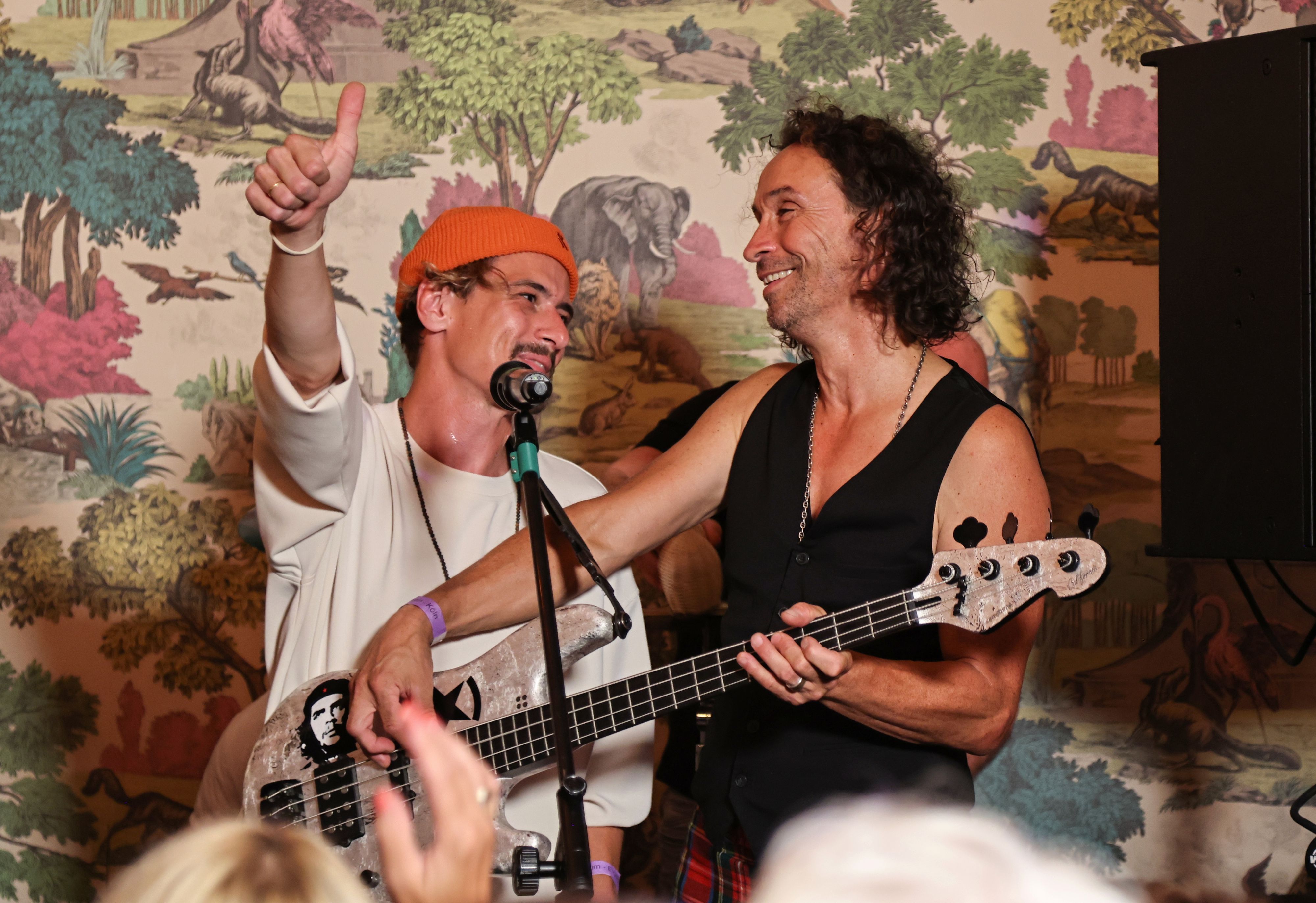 Stephan Brings und Kevin Wittwer spielen an einem Bass.