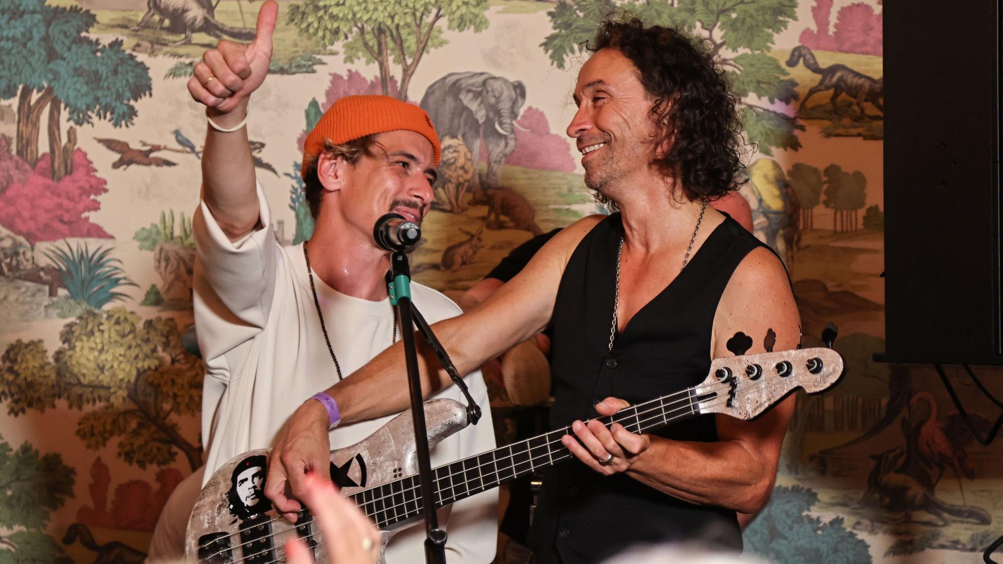 Stephan Brings und Kevin Wittwer spielen an einem Bass.
