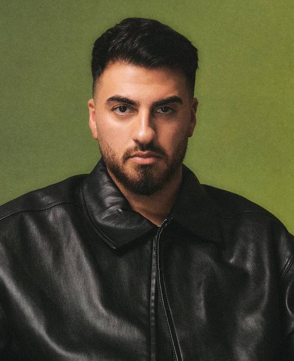 Tahsim Durgun studierte Germanistik und Geschichte auf Lehramt, als er mit einem Video über Kommaregeln viral ging. Seither thematisiert er auf seinen Accounts die deutsche Sprache, aber auch die kurdische Kultur. (Bild: Lina Tesch)
