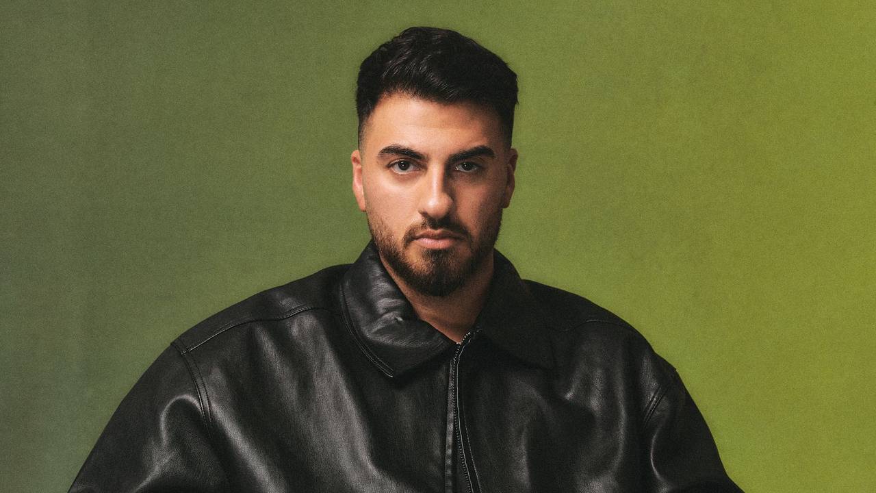 Tahsim Durgun studierte Germanistik und Geschichte auf Lehramt, als er mit einem Video über Kommaregeln viral ging. Seither thematisiert er auf seinen Accounts die deutsche Sprache, aber auch die kurdische Kultur. (Bild: Lina Tesch)