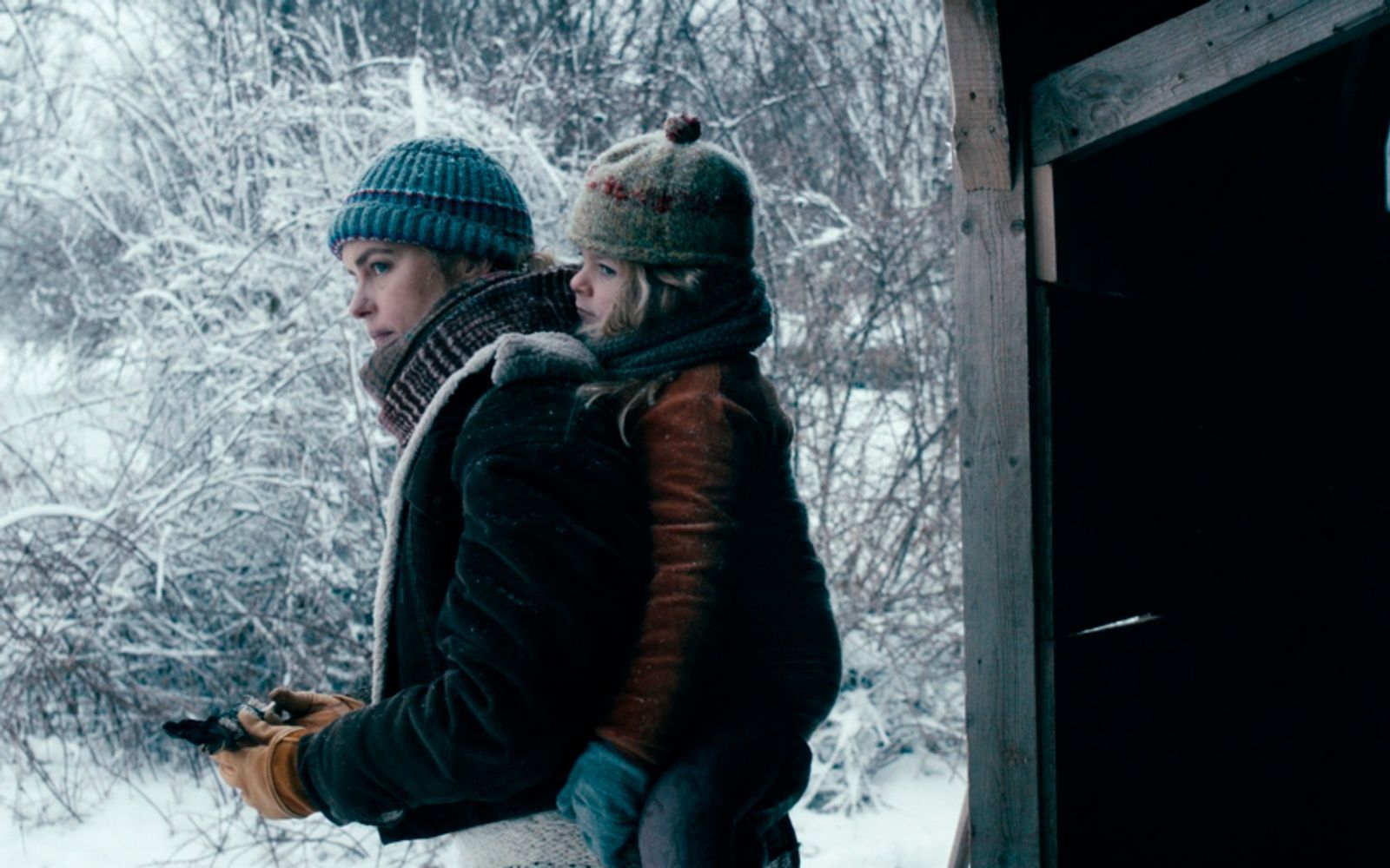 Wiebke (Nina Hoss, links) adoptiert die kleine Raya  (Katerina Lipovska). Doch das Zusammenleben gestaltet sich schwieriger als gedacht. Trotz Rayas Wut- und Gewaltausbrüchen versucht die verzweifelte Mutter eine Verbindung zu dem Mädchen aufzubauen. (Bild: Bild: SWR/Moritz Schultheiß)