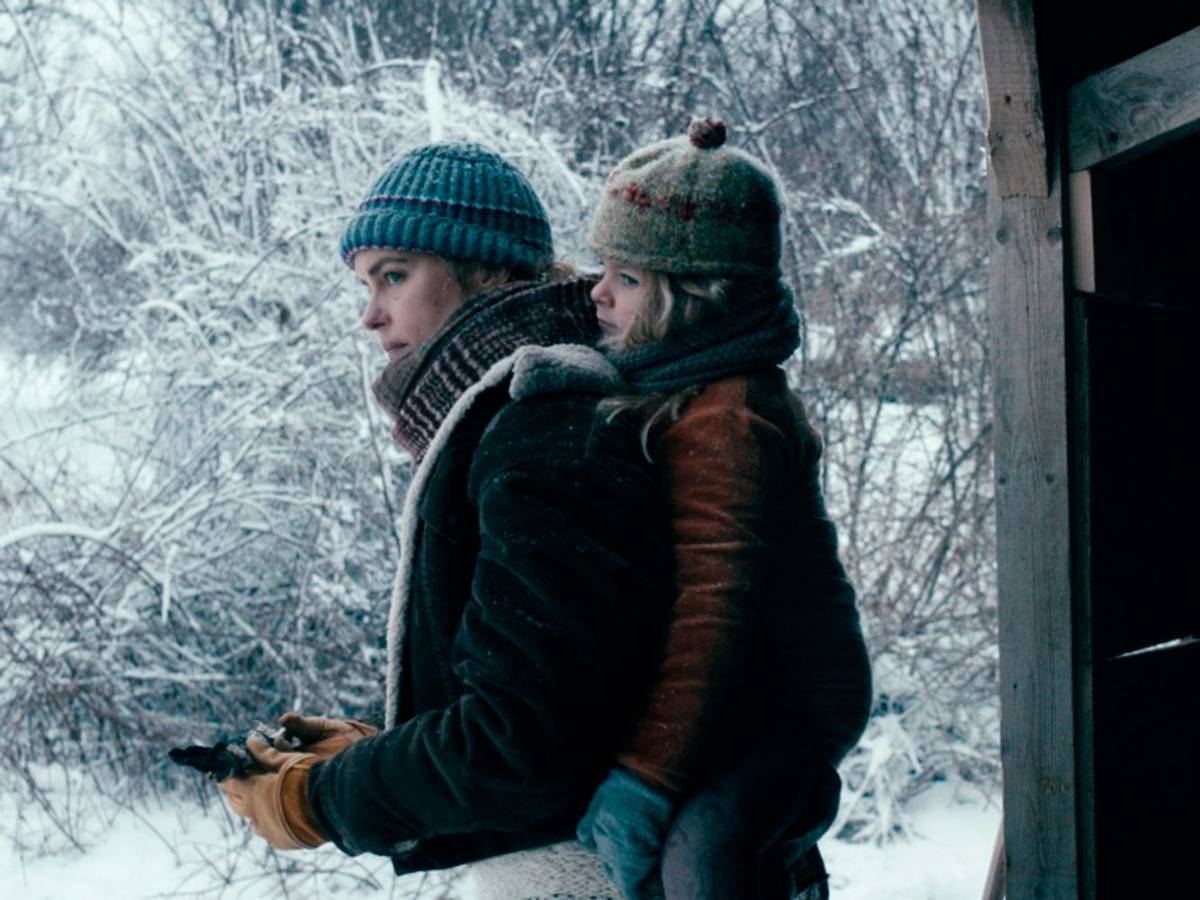 Wiebke (Nina Hoss, links) adoptiert die kleine Raya (Katerina Lipovska). Doch das Zusammenleben gestaltet sich schwieriger als gedacht. Trotz Rayas Wut- und Gewaltausbrüchen versucht die verzweifelte Mutter eine Verbindung zu dem Mädchen aufzubauen. (Bild: Bild: SWR/Moritz Schultheiß)