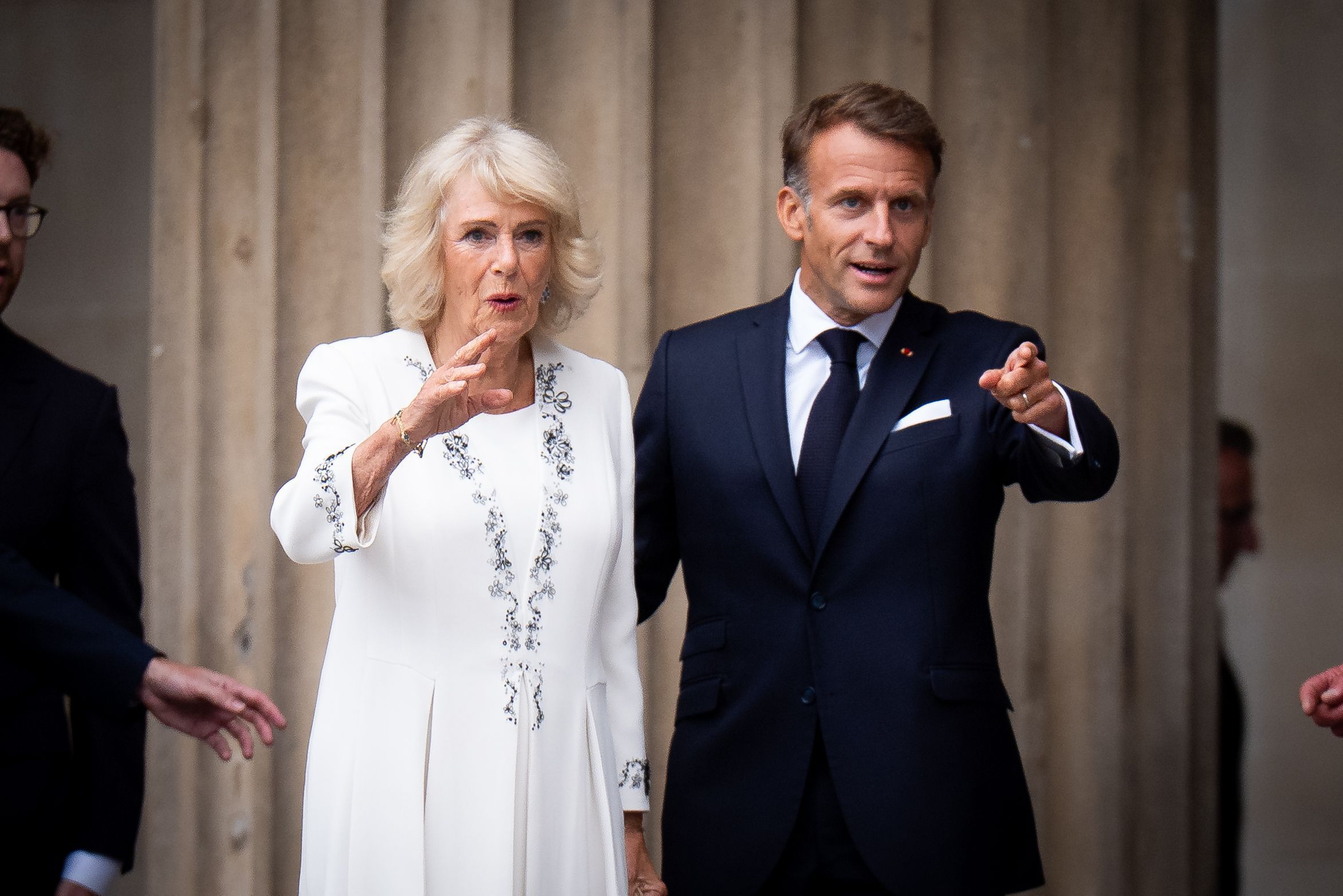 Königin Camilla und der französische Präsident Emmanuel Macron treffen ein, um die Ausstellung zum Wandteppich von Bayeux im British Museum zu besuchen.