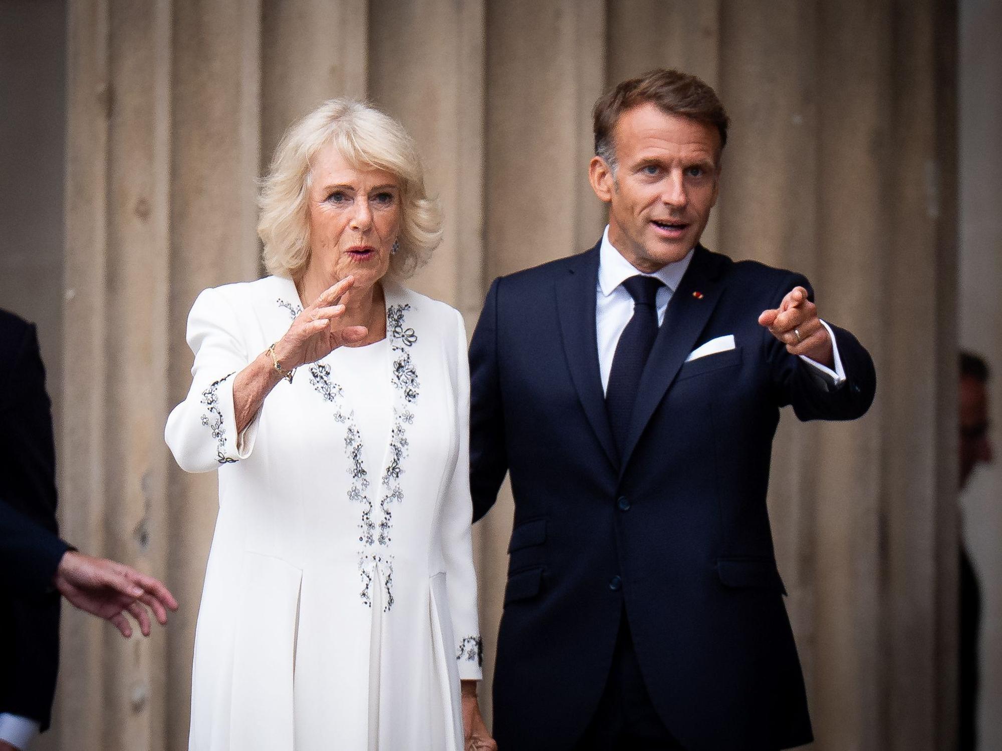 Königin Camilla und der französische Präsident Emmanuel Macron treffen ein, um die Ausstellung zum Wandteppich von Bayeux im British Museum zu besuchen.