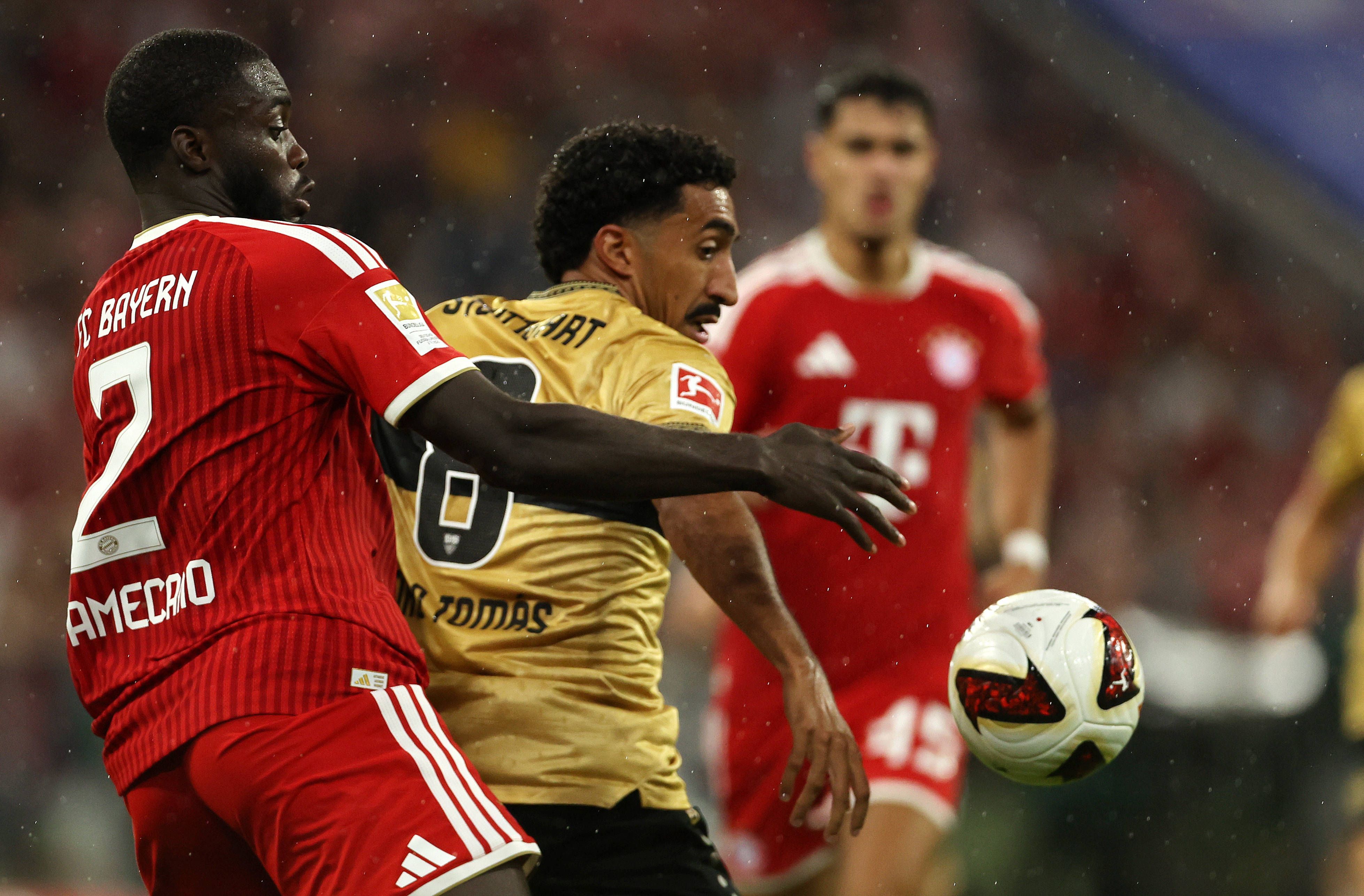 Tiago Tomas im Zweikampf mit Dayot Upamecano