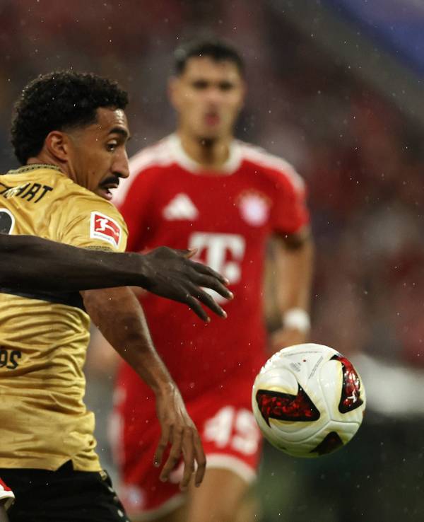 Tiago Tomas im Zweikampf mit Dayot Upamecano