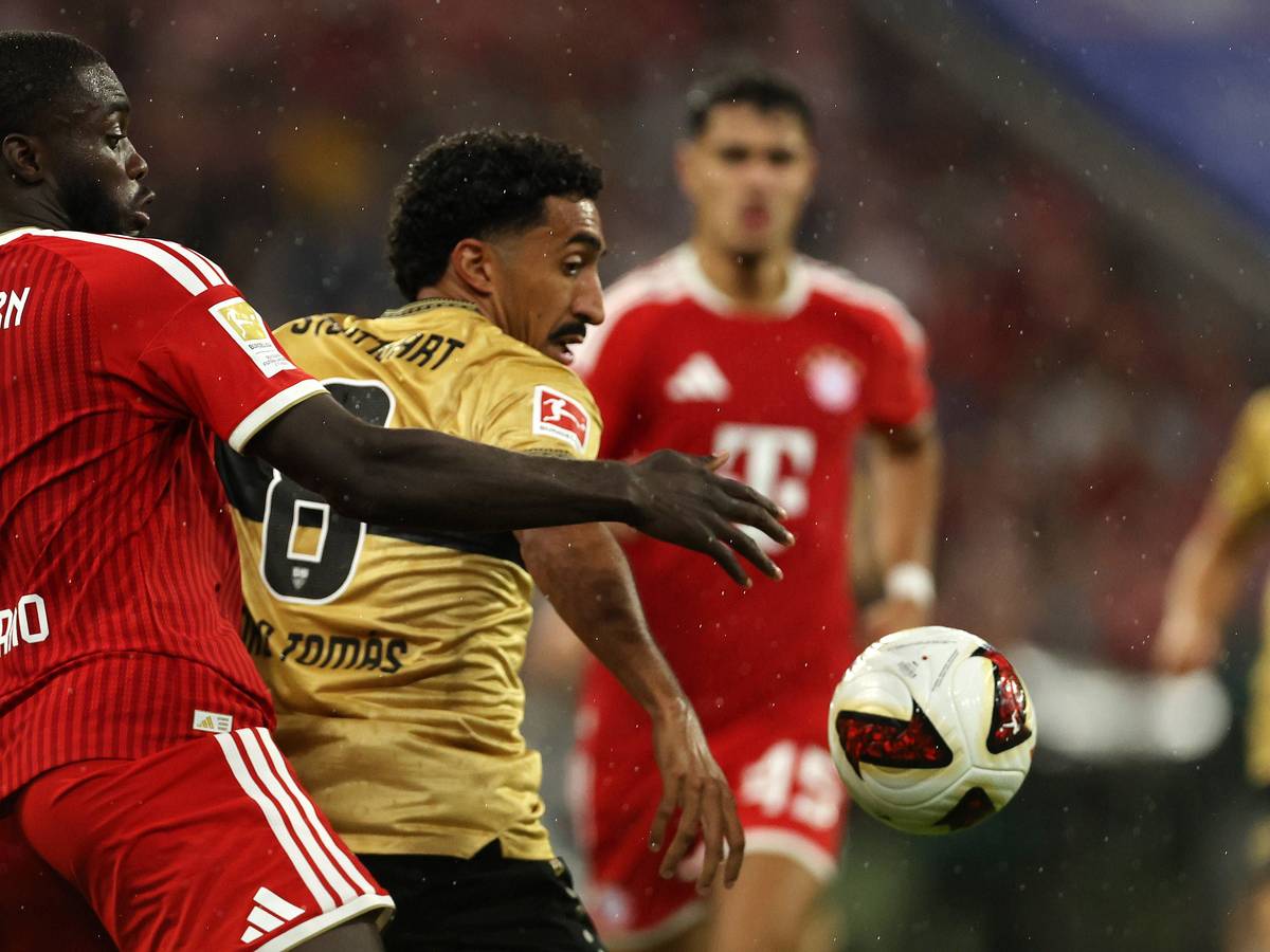 Tiago Tomas im Zweikampf mit Dayot Upamecano