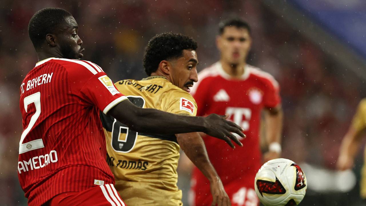 Tiago Tomas im Zweikampf mit Dayot Upamecano