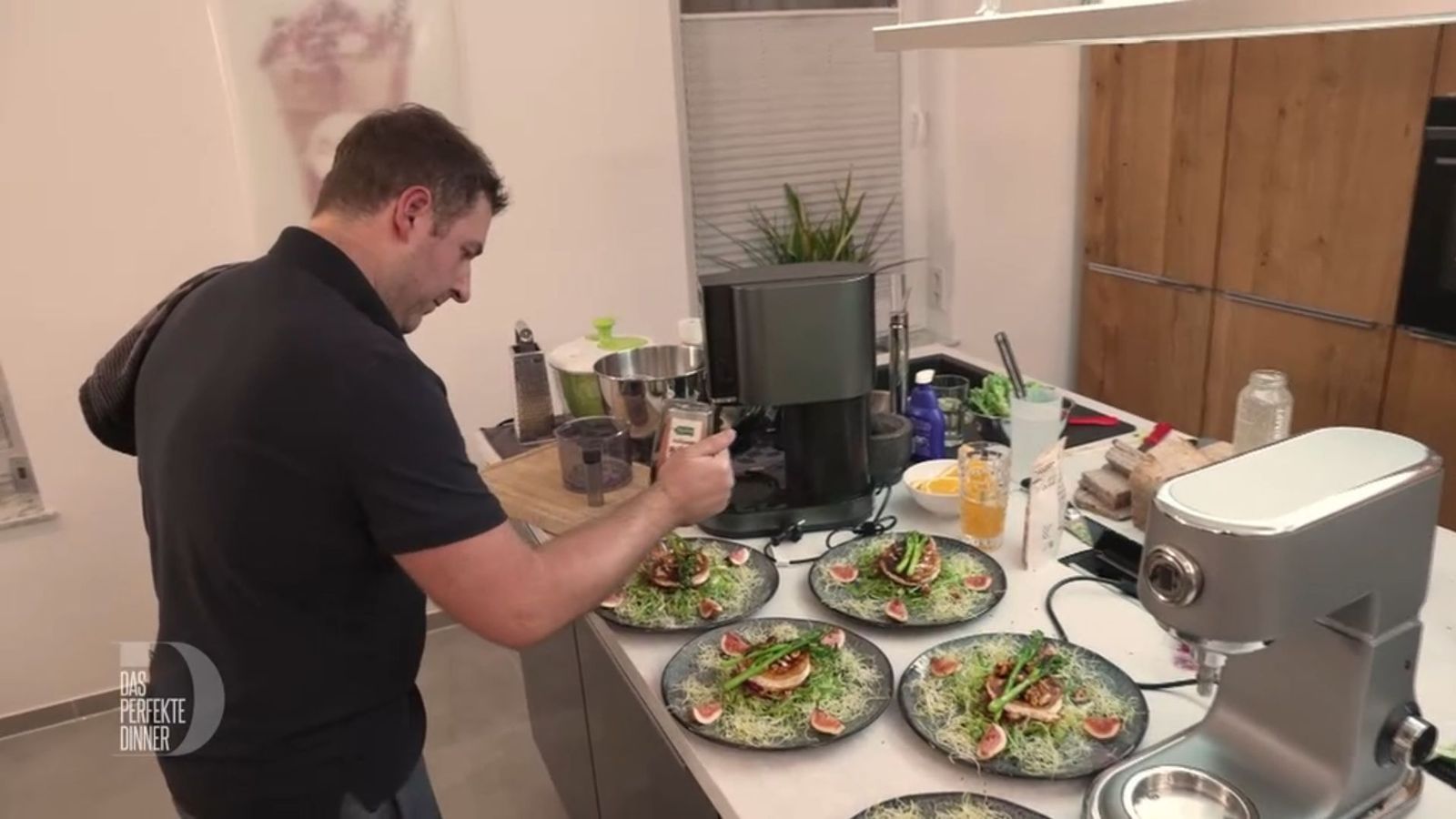 Schon die Vorspeise sieht bei Tim nach Haute Cuisine aus.
 (Bild: RTL)