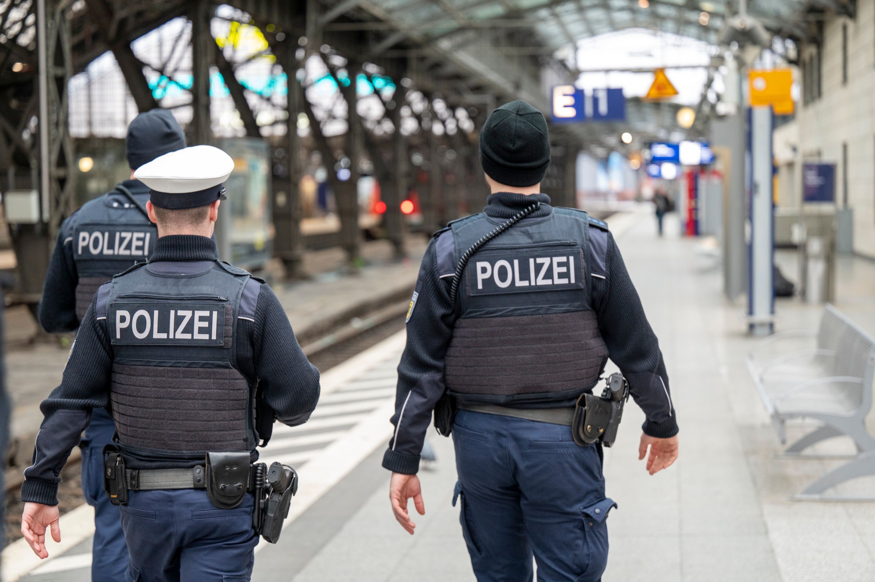 Polizeibeamte patrouillieren auf Gleis 1 im Hauptbahnhof