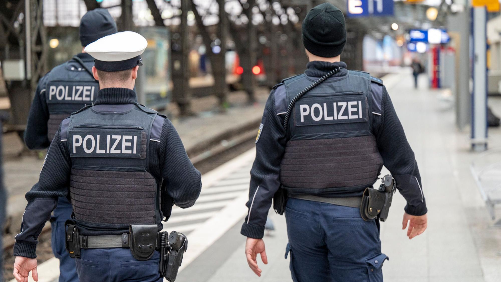 Polizeibeamte patrouillieren auf Gleis 1 im Hauptbahnhof